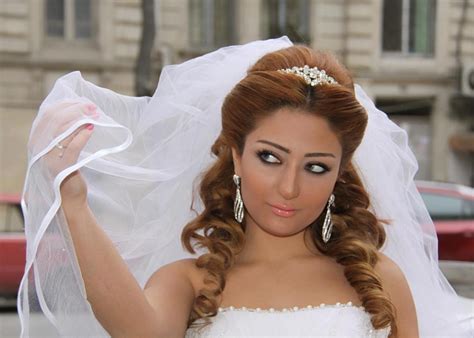 Bu videomuzda 30'dan fazla tesettür gelin başı modelini bulabilirsiniz, tüm modeller ve editör yorumları. gelin saçı modelleri