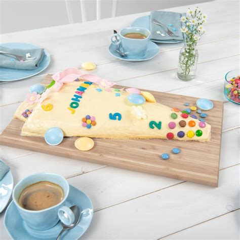 Der schulkegeltorte für mädchen kann zum wunschtermin bestellt werden und macht jede schulanmeldung zu einem fest! Schultüten-Kuchen - Rezept von Backen.de | Rezept ...