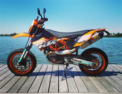 The latest ktm 690 enduro r gains the same engine, electronics and chassis upgrades as the above smc r, however uses them to help explorative riders conquer the rough stuff. Ktm 690 smc R | Supermotard, Motard, Enduro