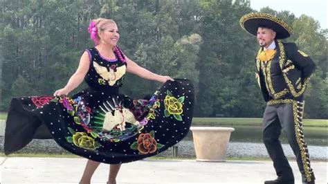 Madre E Hijo Bailando Juntos Una Danza Mexicana Youtube
