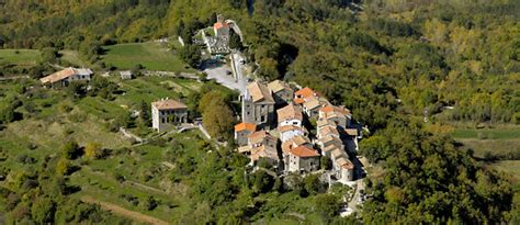 Kroatien, person mit bezug zu diesem ort, maler. Hum, the smallest town in Croatia and the world, with 15 ...