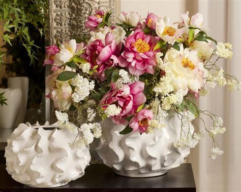 Fiori bianchi in un vaso. Vasi con fiori finti - Piante finte - Fiori finti, composizioni in vaso