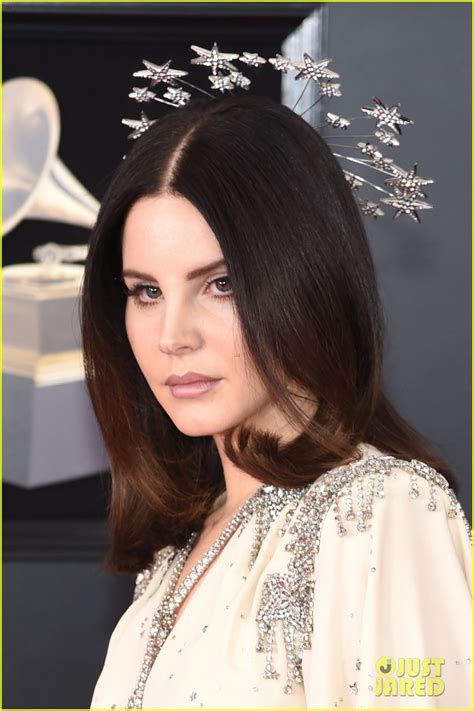 Lana Del Rey Wears A Starry Crown On The Red Carpet At Grammys 2018