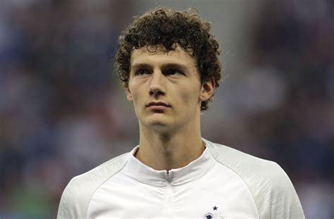 Pavard schrie auf und wälzte sich mit schmerzverzerrtem gesicht am boden. VfB Stuttgart: Halb Europa jagt Benjamin Pavard - VfB ...