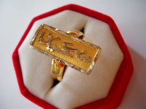 Cincin dengan bentuk simpel dengan hiasan ukiran di bagian luar seperti ini memberi kesan kharismatik tersendiri. Nazman Enterprise: Cincin Ukir Nama & Kalimah