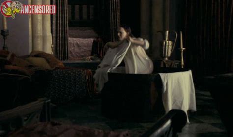 Naked Natalie Portman In The Other Boleyn Girl