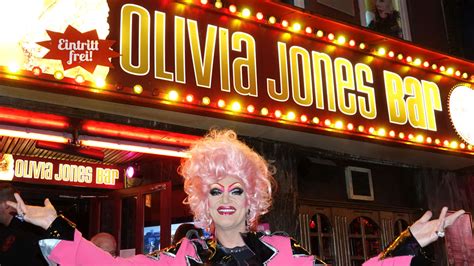We have 1344 records for olivia jones ranging in age from 28 years old to 169 years old. Vatertag in Hamburg auf Reeperbahn: Olivia Jones und Co ...