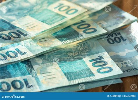 Dinheiro Brasileiro Cem Cdulas Dos Reais Imagem De Stock Imagem De