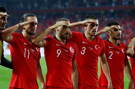 Volg live uitslagen, resultaten en standen van alle competities in de sectie voetbal / turkije op deze pagina. UEFA bestraft veelbesproken militair saluut Turkije ...