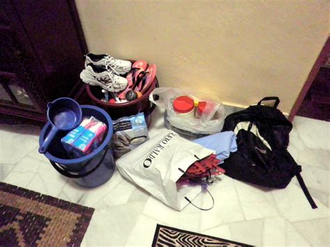 Barang keperluan dapur biasanya boleh didapati di pasar basah, pasaraya dan kedai runcit. Barang Keperluan ke Asrama , Hostel untuk pelajar baru