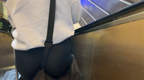 Fine Ass Girl On An Escalator Spandex Leggings Yoga Pants Forum
