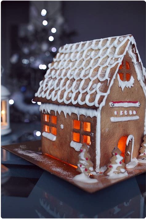 Voir plus d'idées sur le thème maison de pain d'épice, pain d'épices, gateau noel. Maison en pain d'épices illuminée (version 2011) | chefNini