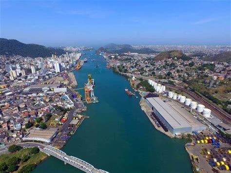 The population in 2011 was 1,901, in an area of 0.33 km². Porto de Vitória - Atlantic Shipping