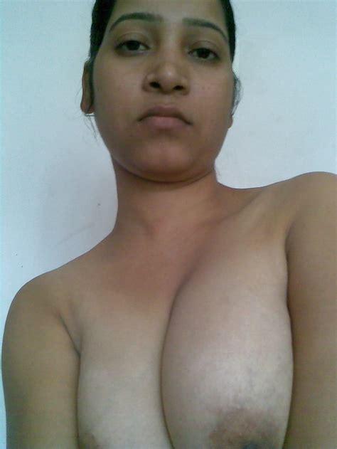 XXX Indian Women Showing Her Natural Boobs After Shower
