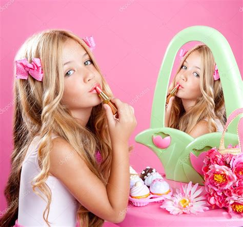 Children Fashion Doll Little Girl Lipstick Makeup Pink Vanity — Stock