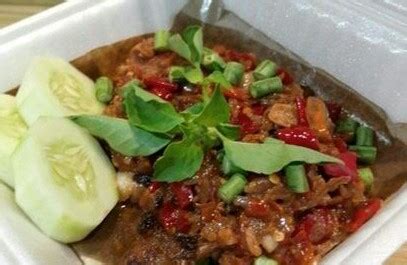 Campurkan ikan tengiri halus, daun bawang, garam, dan gula pasir. Cara Membuat Ayam Pencok Bandung