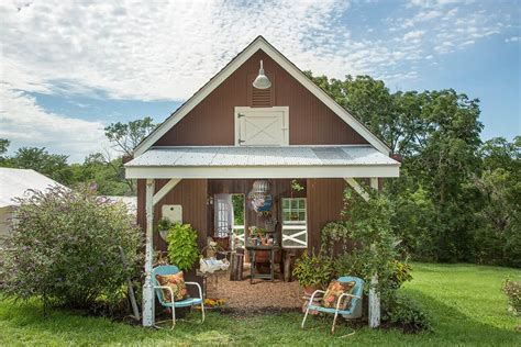 It's not easy decorating a barn for a wedding, but all you need is some tender loving care, a creative mind and careful planning to transform it into a dream wedding location. Decorating Your Barn Wedding - New Jersey Bride