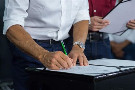 Em Uma Faixa Afixada Na Parede Do Saguão