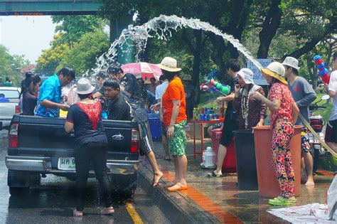 Happy songkran to you and your family. สงกรานต์เชียงใหม่ 2556 - Pantip