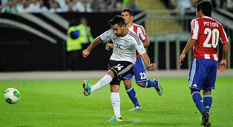 Gundogan staying at borussia dortmund. Dortmund verlängert mit Gündogan bis 2016 :: DFB ...