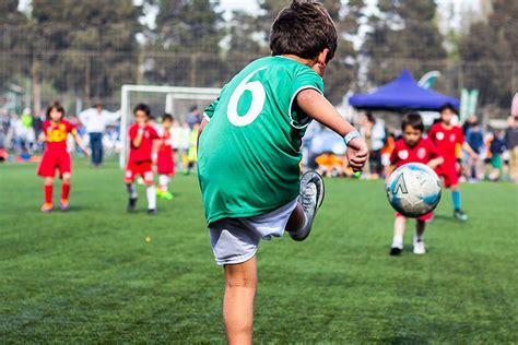 10 Beneficios De Jugar Fútbol En Niños Y Adolescentes No Está Chido