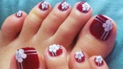 Un diseño original y elegante para las uñas de los pies. Ideas para decorar las uñas de Rojo | Mis Uñas Decoradas