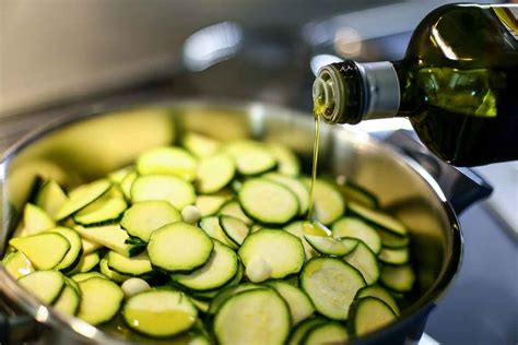 Varios estudios lo vinculan a una mejor salud del corazón. ¿Cuál es el mejor aceite para cocinar? Fuenquesada, AOVE ...