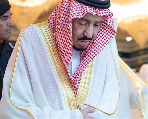 وفي المدينة المنورة أدت جموع المصلين صلاة عيد الفطر المبارك في المسجد النبوي، يتقدمهم صاحب السمو الملكي الأمير فيصل بن سلمان بن عبدالعزيز أمير منطقة المدينة المنورة وصاحب السمو الملكي الأمير سعود بن خالد الفيصل نائب أمير المنطقة. خادم الحرمين الشريفين يؤدي صلاة عيد الفطر المبارك في مكة ...