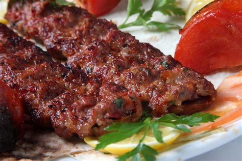 Adana'da tavuk yemeği pişirmeye hazırlanan kadın ile kebap yapmasını isteyen kayınpederi arasında çıkan tartışma sopalı bıçaklı kavgaya dönüştü. Bir Adanalı İçin, Adana'da Yenen Kebabın 10 Can Alıcı ...