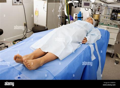 Femme Patient Allong Sur Une Table D Op Ration Photo Stock Alamy