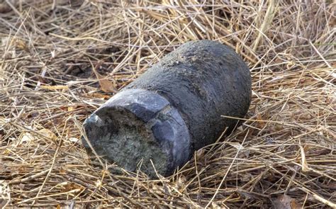 Soldiers Remove Unexploded Shell Unearthed At Gettysburg Civil War Site