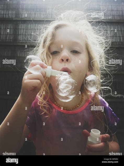 Niños Jugando Con Burbujas De Jabon Fotografías E Imágenes De Alta