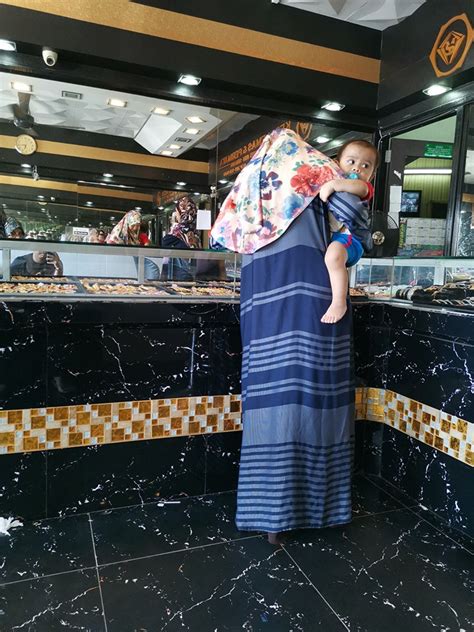 Biasa kita main duit kutu ikut geliran untuk. "Untung Isteri.."- Demi Hadiahkan Gelang Emas, Lelaki Ini ...