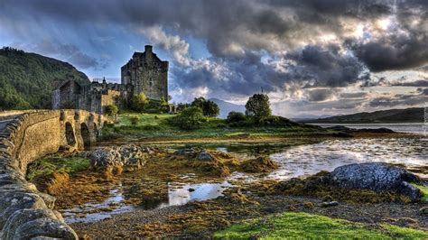 Doune castle to zamek jakich dużo w szkocji, jednakże to on właśnie zachwycił producentów serialowych hitów. Zamek, Eilenan Donan, Szkocja
