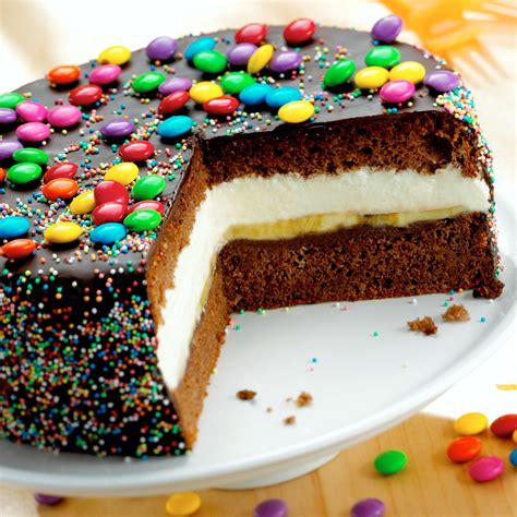 Theoretisch kann man jeden teig einfärben, allerdings sind bestimmte teige besser geeignet als andere. Bunte Schokolinsentorte | Rezept | Kindertorte, Kuchen und ...