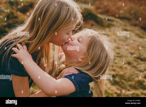 Dos Hermanas Lindo Rubia Besos Al Aire Libre Fotografía De Stock Alamy