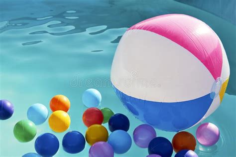 Concepto De Vacaciones De Verano Con Bola De Colores En La Piscina Foto