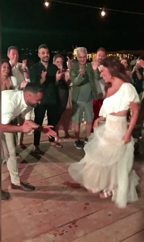 Αλλά αν η βάσω είχε μπει στη ζωή μας λίγα χρόνια νωρίτερα, η ελληνική showbiz θα είχε δημιουργήσει στο πρόσωπό της. Λασκαράκη - Σουλτάτος:Γιόρτασαν τον κρυφό γάμο τους με ...