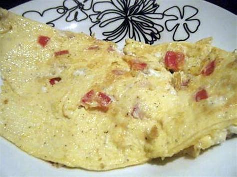 Club sandwiches concombre / fromage ail fines herbes, fauxmage ail et fines herbes, 'fromage' de soja ail et fines herbes (ciboulette aneth). Omelette facile tomate boursin ail et fines herbes | Recette | Omelette, Recette, Alimentation