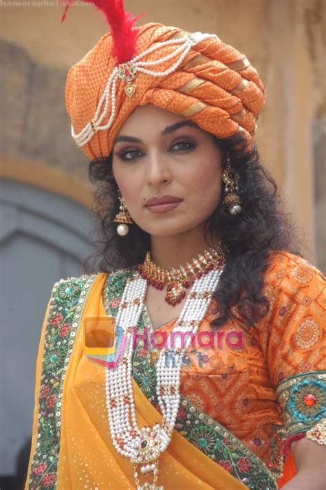 In chaar din ki chandni. Meera on location of Jhansi Ki Rani film in Filmistan on ...
