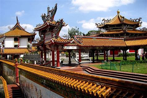 Largest Mahayana Buddhist Temple In Singapore For Learning About