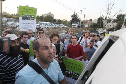 כחלק מהקמפיין בעל גוון אנטישמי, פעילים אנטי ישראליים ניקו את המקום בו ביקר השגריר. רוצים לחזור לבית בשייח ג'ראח: "נשלם לערבים"