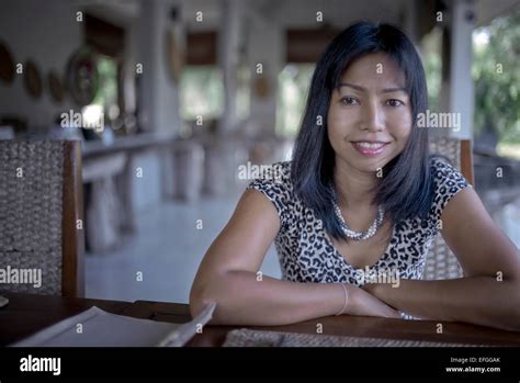Hermosas Mujeres Tailandesas Fotografías E Imágenes De Alta Resolución Alamy
