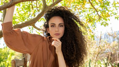 מתעוררת מעוד חלום עלייך, חלום שלא רציתי שוב אתה מופיע, עברו כמה שנים, אנחנו כבר בוגרים, משפחה וילדים ושוב אתה מופיע. יובל דיין: "מוזר לי שמישהו ישמע שיר שלי ואז יראה אותי בבגד ...