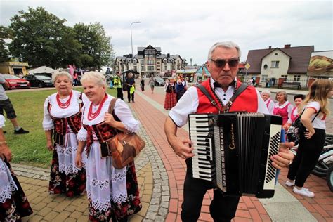W jarosławcu wypoczniesz w otoczeniu duktów sosnowych i dzikich plaż. Jarosławiec: XIV Prezentacje Kapel Ludowych, 35-lecie ...