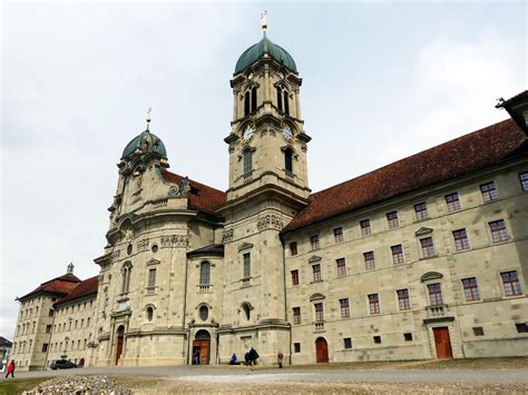 Die nach osten gerichtete klosterkirche, in der sich die mönche mehrmals täglich zum gottesdienst versammeln, bildet den zentralen trakt der klosteranlage. Einsiedeln - Klosterkirche - The sunny side