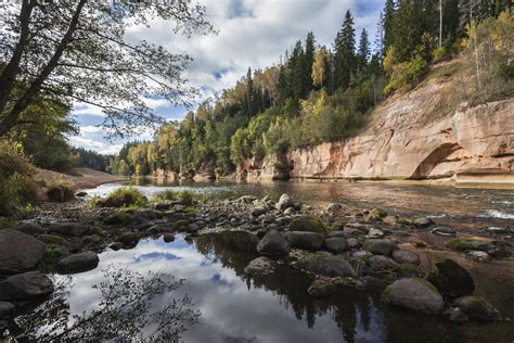 Birken, fichten, abgeerntete felder und grüne wiesen. Gauja Nationalpark | Einmalige Landschaften in Lettland