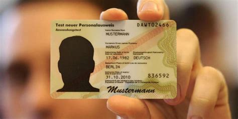 Dans la puce de cette nouvelle carte nationale d'identité seront stockés différentes informations, notamment deux empreintes digitales et une photo, conformément au règlement européen. Nouveau format de la carte d'identité nationale française ...