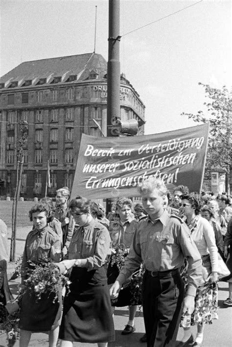 DDR-Fotoarchiv: Leipzig - Leipzig - 1. Mai-Demonstration 1957