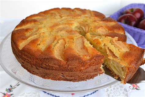 Torta di mele al mascarpone, ricetta facile per una deliziosa variante alla torta di mele classica. Ciambellone alle mele - Cucine Lube Roma - DFG Arredamenti